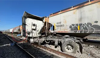 Chocan tren y pipa en Salinas Victoria; hay un muerto