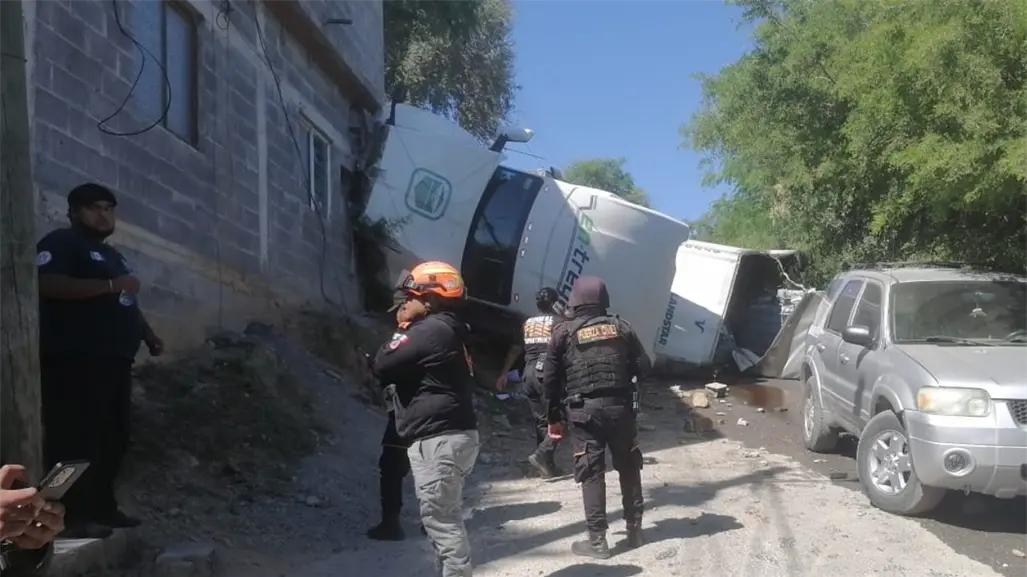 Volcadura de tráiler en Allende deja un lesionado y afectaciones en domicilio