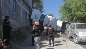 Volcadura de tráiler en Allende deja un lesionado y afectaciones en domicilio
