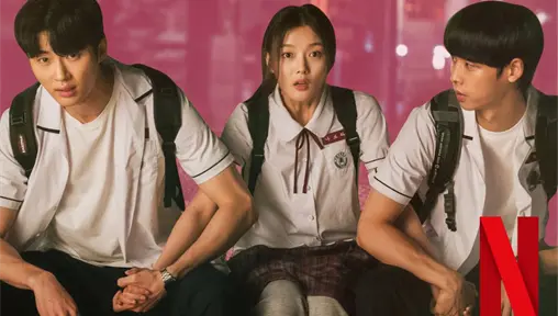 La chica del siglo XX: dos amigas pondrán a prueba su lealtad cuando un chico llega a su vida La chica del siglo XX: dos amigas pondrán a prueba su lealtad cuando un chico llega a su vida