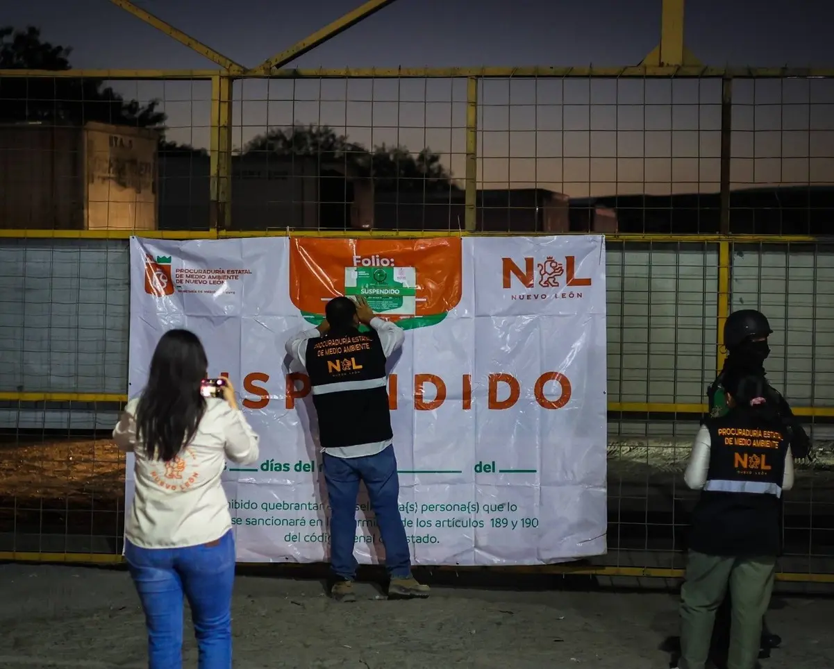 La acción se derivó de reportes ciudadanos que alertaron sobre maltrato animal en un taller ubicado sobre la carretera Camino Mezquital-Santa Rosa, en Apodaca. Foto: Secretaria de Medio Ambiente de Nuevo León.