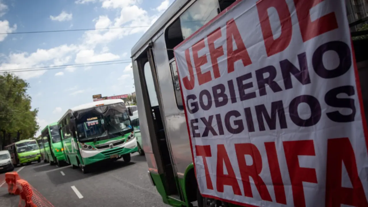 Mega bloqueo de transportistas. Foto: @RedEmergenciasM | Canva