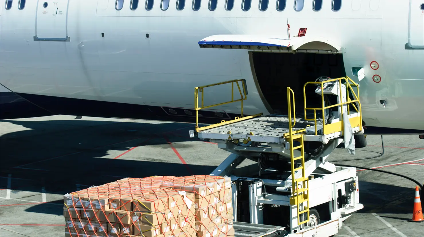 México aprueba regreso de operaciones cargueras en el AICM en horarios no saturados. Foto: Canva