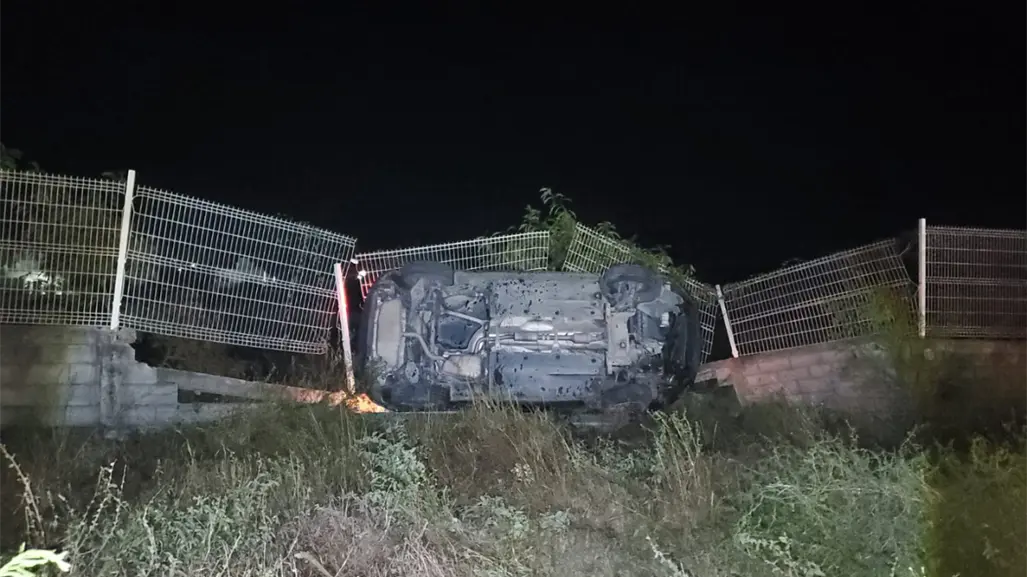 Mueren dos personas en una volcadura registrada en la madrugada de este jueves