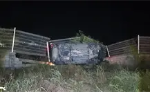 Mueren dos personas en una volcadura registrada en la madrugada de este jueves Mueren dos personas en una volcadura registrada en la madrugada de este jueves
