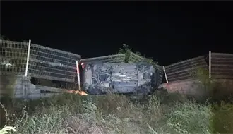 Mueren dos personas en una volcadura registrada en la madrugada de este jueves
