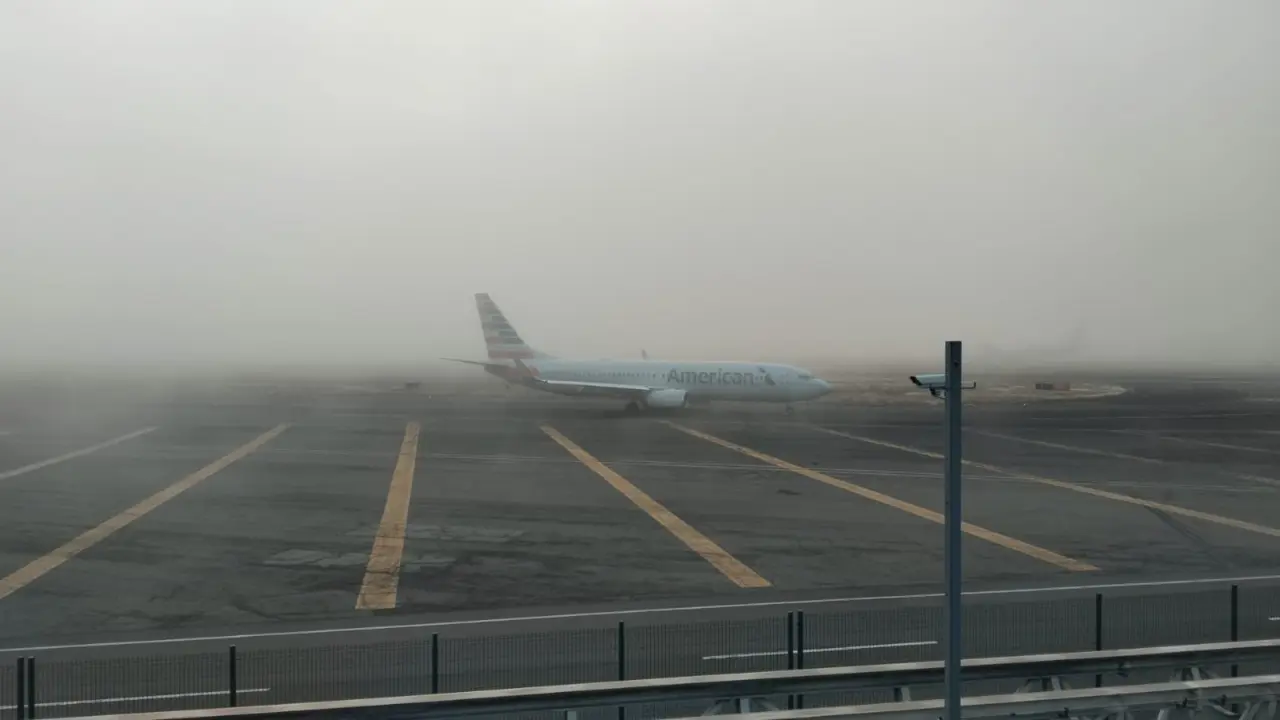 Banco de niebla en el aeropuerto de la CDMX. Foto: Ramón Ramírez