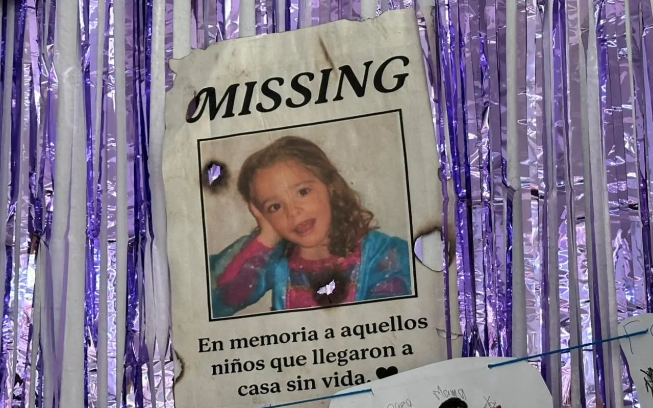 Estudiantes del Tecnológico de Ecatepec realizaron una ofrenda especial en memoria de víctimas de violencia. Foto: Juan Manuel López