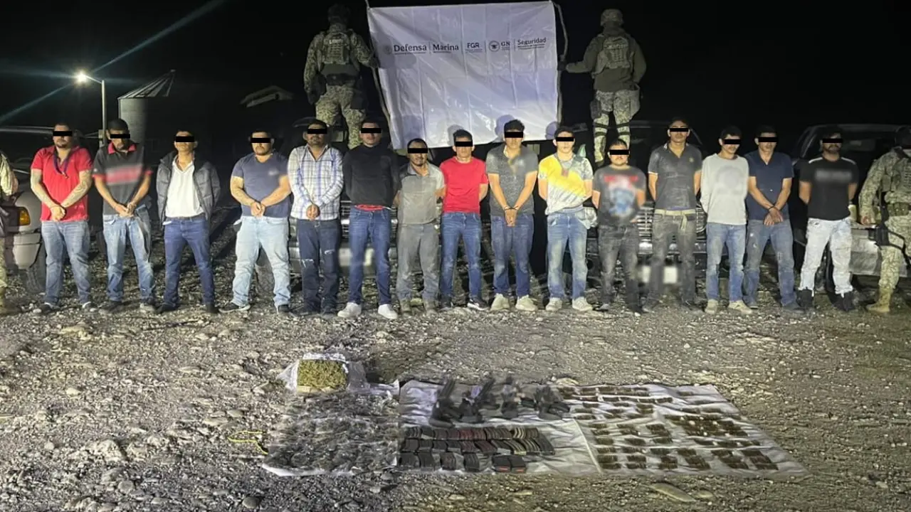 Personas detenidas en Abasolo por el Ejército Mexicano y la Guardia Estatal en la marco del Operativo Frontera Norte. Foto: Carlos García