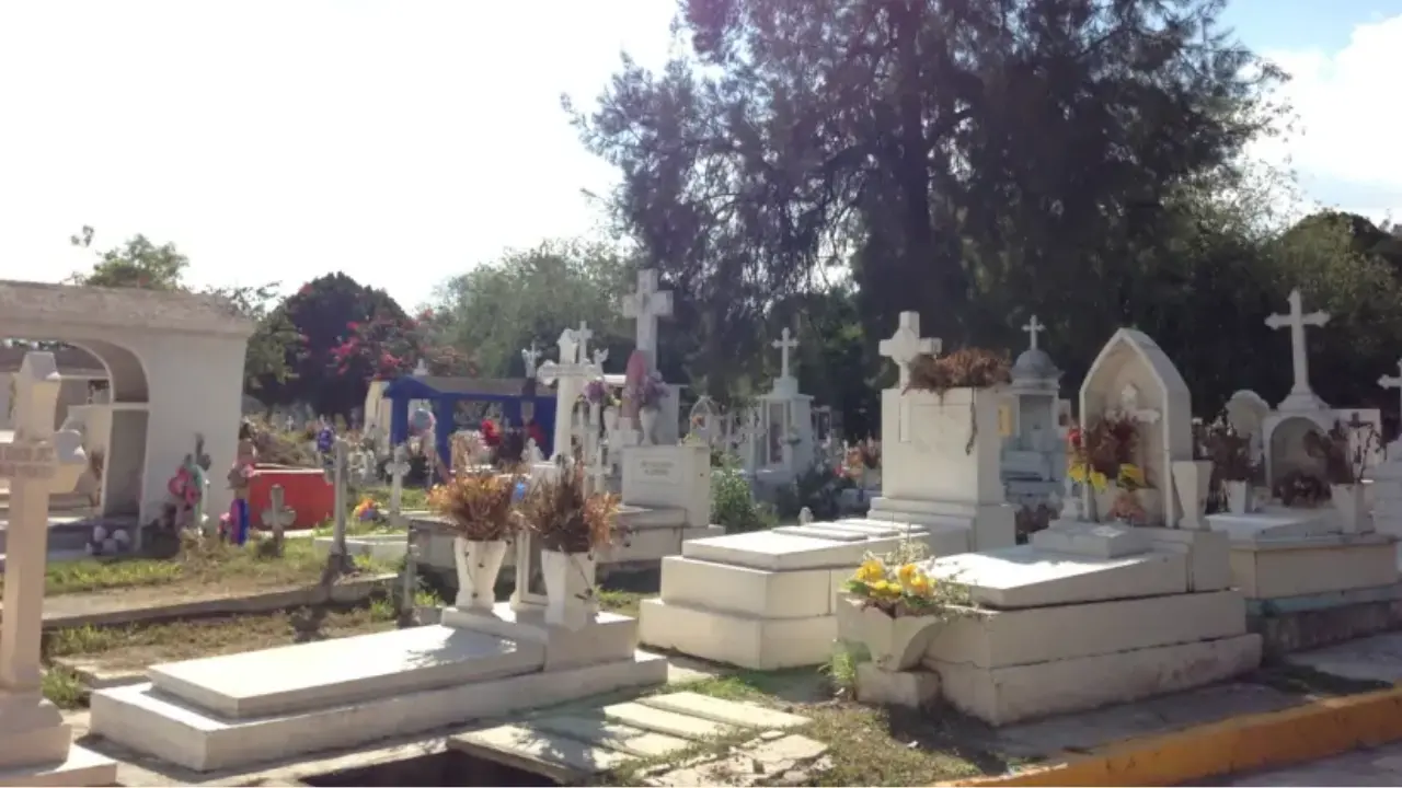 Con motivo del Día de Muertos, los panteones de Tamaulipas ampliarán sus horarios de apertura y cierre. Foto: Carlos García