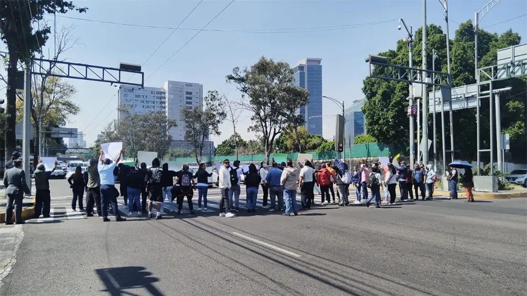 Personal de seguridad  de la UNAM bloquea Eje 10 Sur tras muerte de aficionado de Cruz Azul