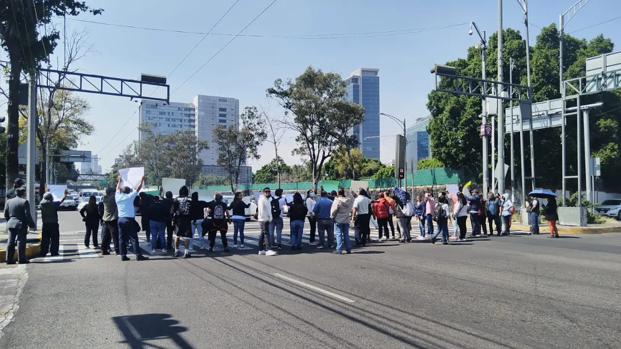 Personal de seguridad  de la UNAM bloquea Eje 10 Sur. Foto: Luis Antonio Alfaro