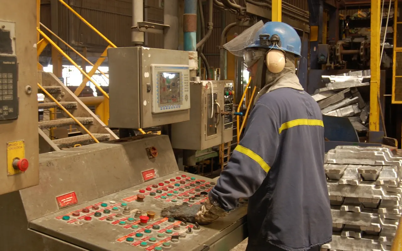 Trabajador en una consola industrial. Foto: Gobierno de México