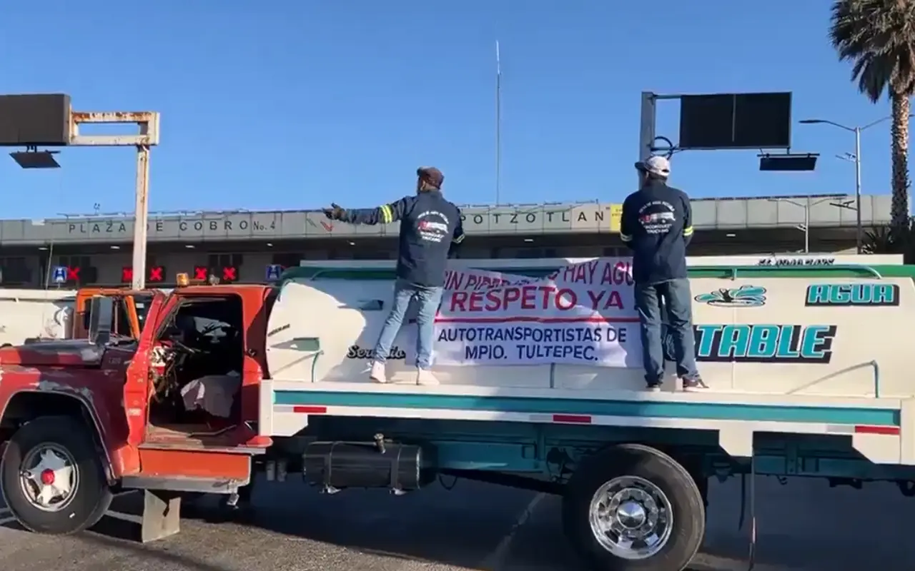 Piperos toman la caseta de Tepotzotlán por clausura de pozos de agua. Foto: Redes sociales (Canva)