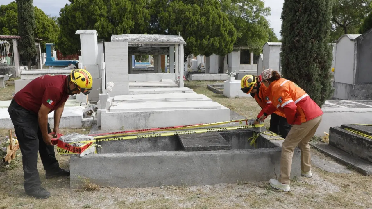 Servidores públicos del municipio de Escobedo en panteones. Foto: Gobierno de Escobedo
