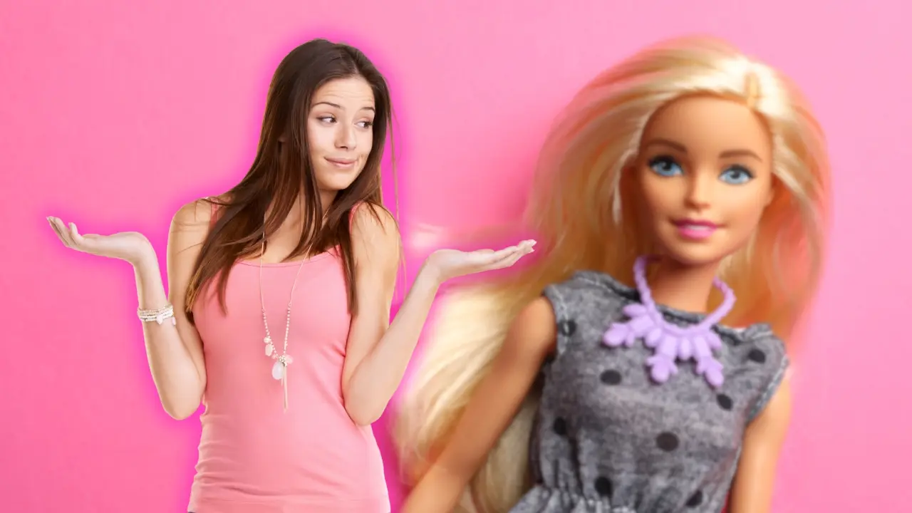 Una mujer y una Barbie. Foto: Canva