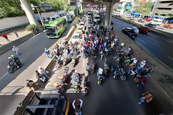 Transportistas levantan bloqueo en Periférico Norte tras diálogo con autoridades del Edomex Transportistas levantan bloqueo en Periférico Norte tras diálogo con autoridades del Edomex