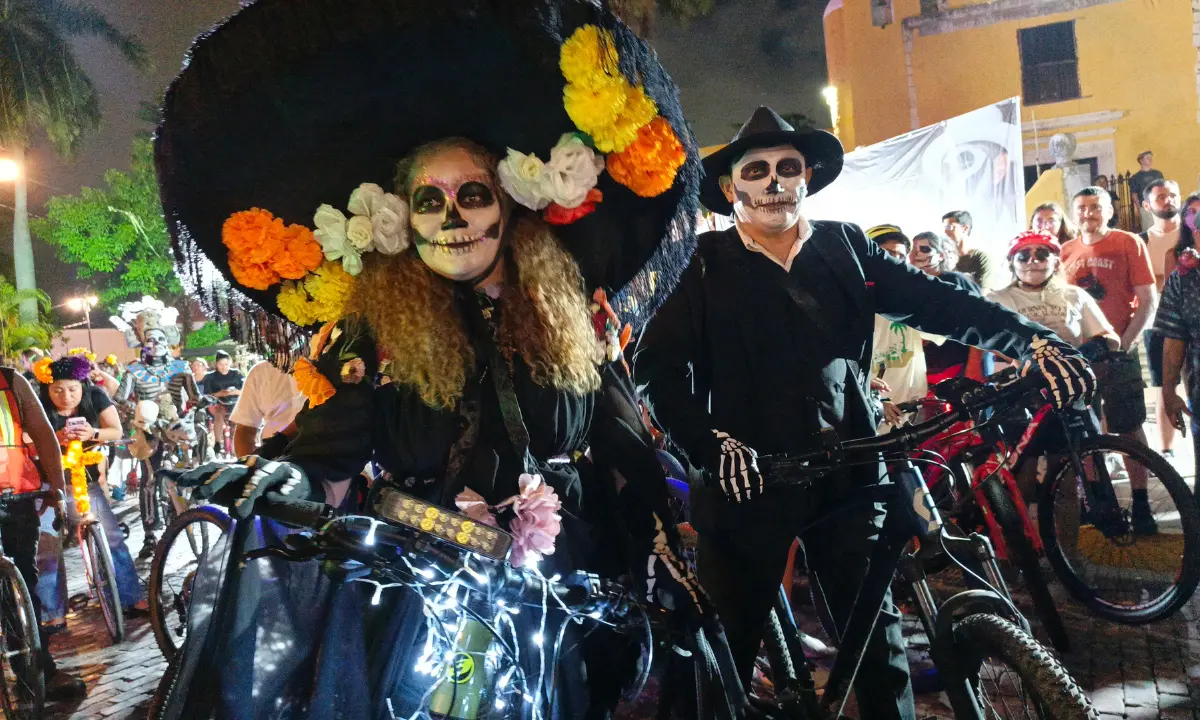 Este 2025, Mérida volvió a vestirse de tradición y pedaleó con la Rodada de las Ánimas Foto: Christian Espadas