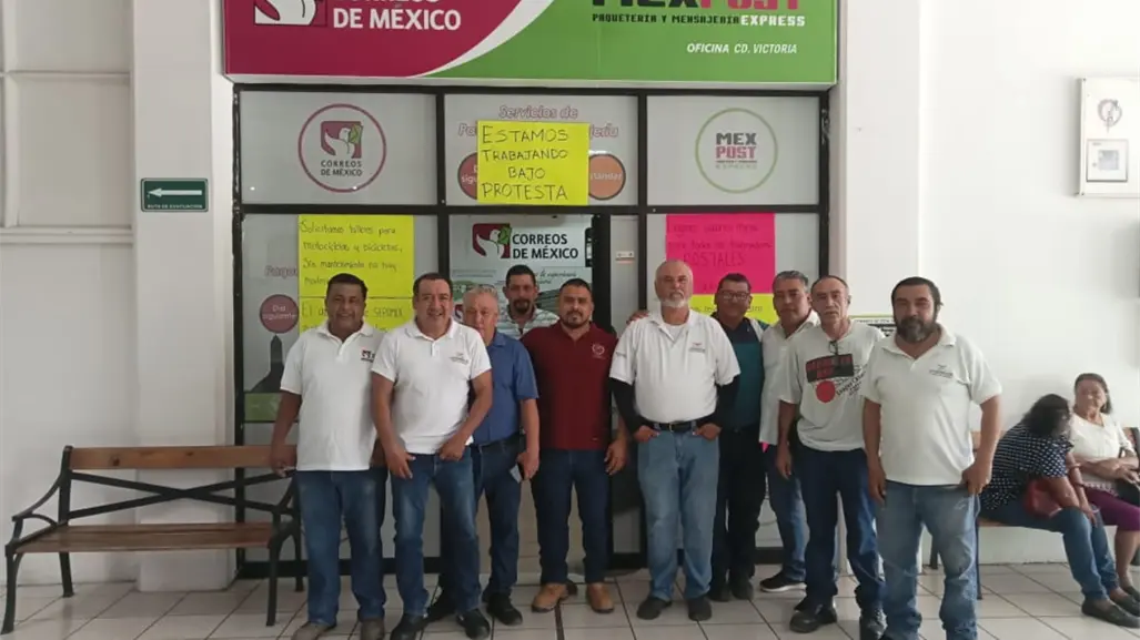 Trabajadores del servicio postal mexicano se manifiestan ante carencias para realizar su trabajo