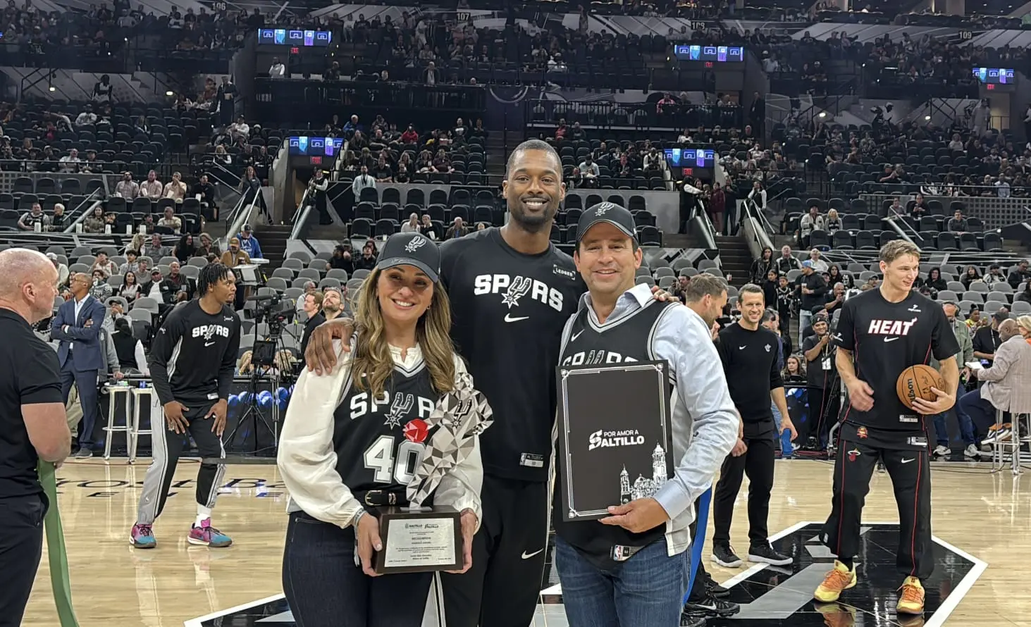 El alcalde Javier Díaz y su esposa Luly López junto al jugador de los Spurs, Harrison Barnes. (Fotografía: Javier Díaz)