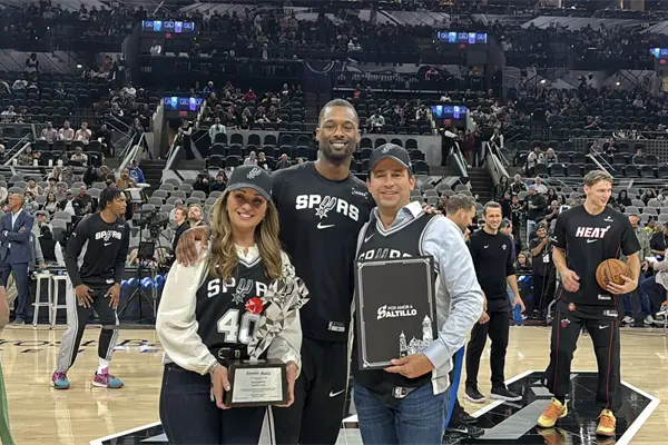 Javier Díaz reconoce al jugador de la NBA Harrison Barnes por apoyar a Saltillo Javier Díaz reconoce al jugador de la NBA Harrison Barnes por apoyar a Saltillo