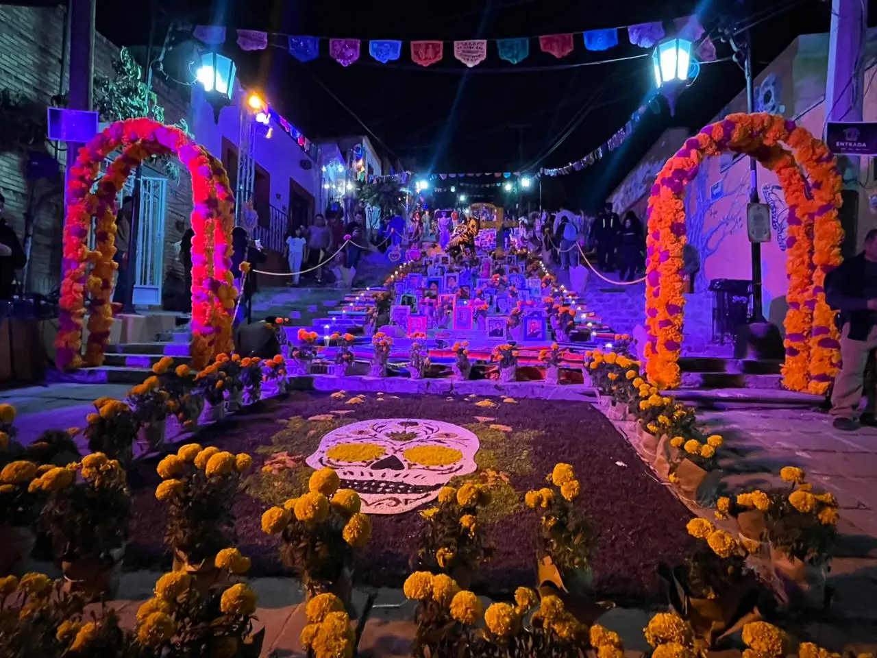 Año con año, los vecinos del Barrio de Santa Anita decoran las escalinatas con una megaofrenda. (Fotografía: Leslie Delgado)