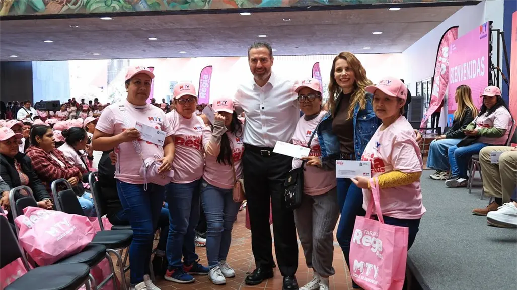 Adrián de la Garza entrega mil nuevas Tarjetas Regia Plus a beneficiarias