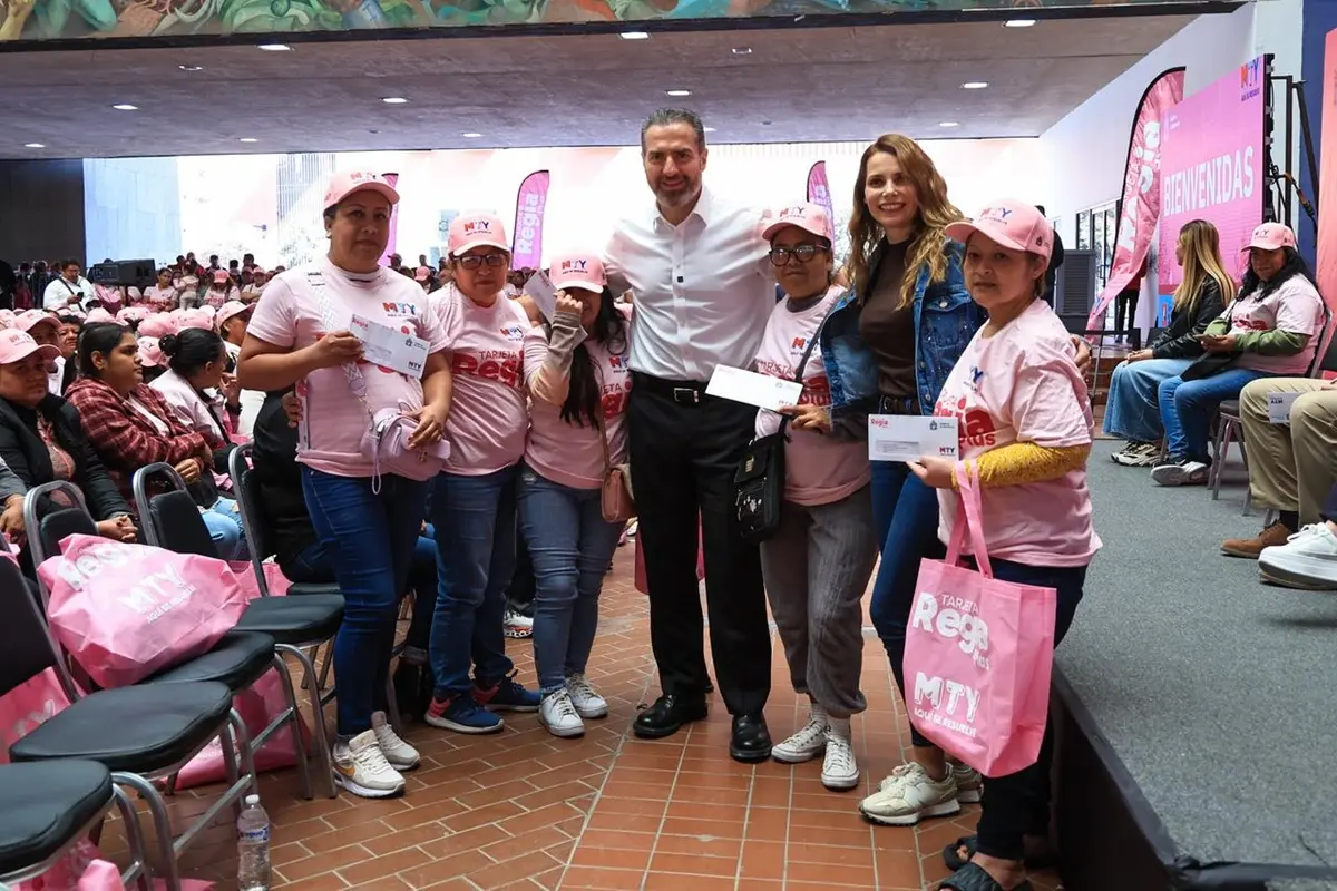 El alcalde de Monterrey, Adrián de la Garza, aseguró que trabajan para que todos los programas de su administración lleguen lo más pronto a las mujeres. Foto: Gobierno de Monterrey