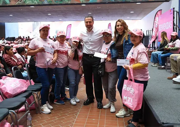 Adrián de la Garza entrega mil nuevas Tarjetas Regia Plus a beneficiarias