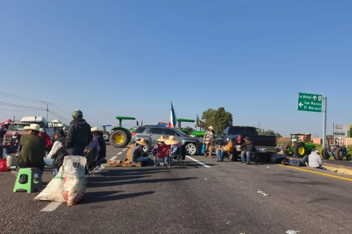 Bloqueo carretero de campesinos. Foto: Facebook (Movimiento Agrícola Campesino MAC)