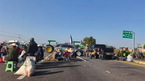 Agricultores mantienen carreteros en cinco estados; insisten en su demanda de precio de garantía Agricultores mantienen carreteros en cinco estados; insisten en su demanda de precio de garantía