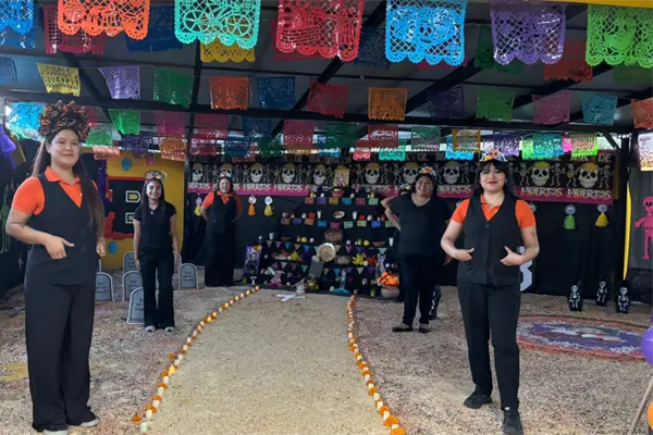 Celebran el Día de Muertos en el Instituto Lorenzo Boturini con baile, música y tradición Celebran el Día de Muertos en el Instituto Lorenzo Boturini con baile, música y tradición