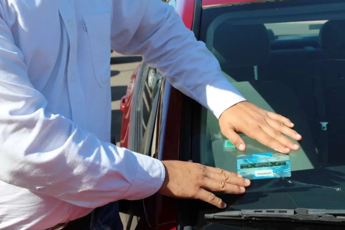 Es importante llevar la documentación impresa completa al módulo REPUVE para la verificación del vehículo. Foto: Carlos García