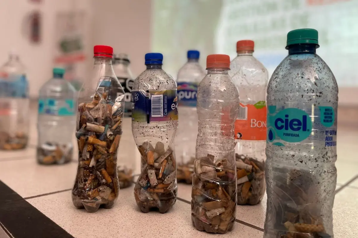 Aunque ya existen esfuerzos por limpiar playa Miramar de colillas de cigarros, diputado propone incluir en la ley espacios adecuados para su desecho. Foto: Axel Hassel