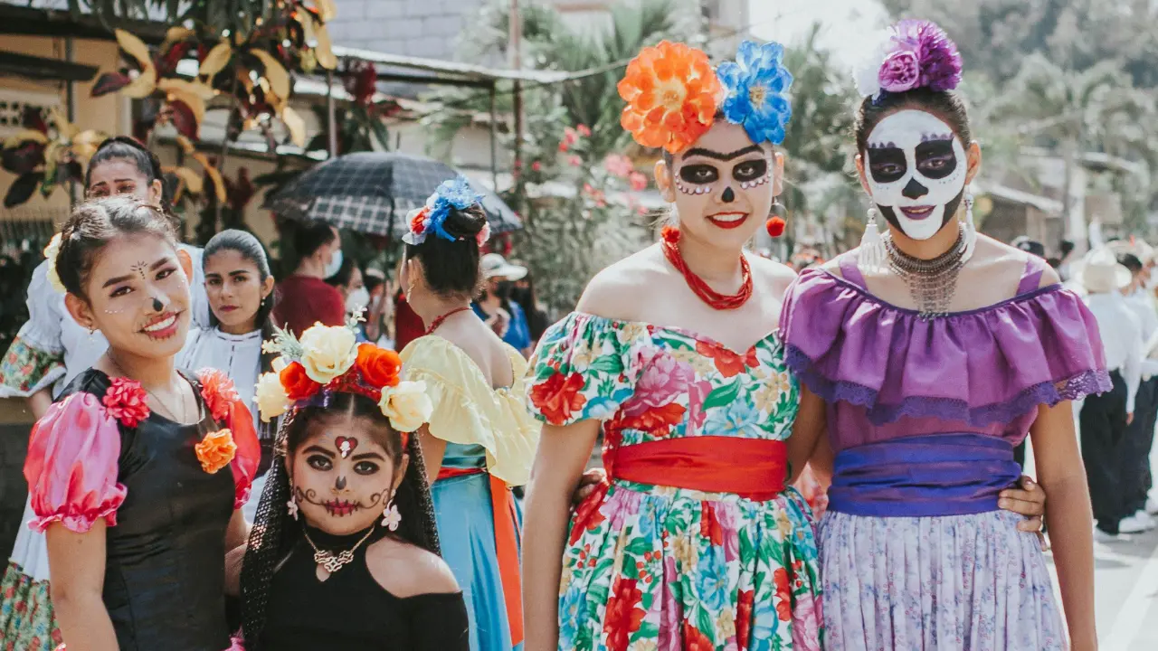 Teoloyucan inicia su celebración del Día de Muertos con música, desfiles y tradición. Foto: Canva