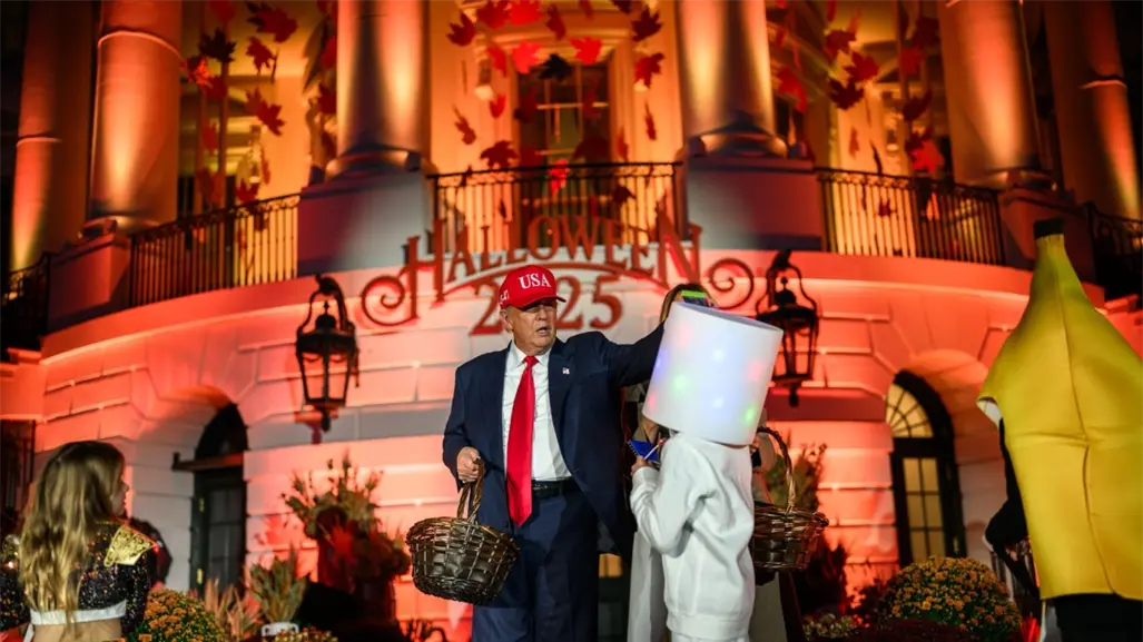 Donald Trump y su esposa reparten calaverita en la víspera de Halloween en la Casa Blanca | VIDEO