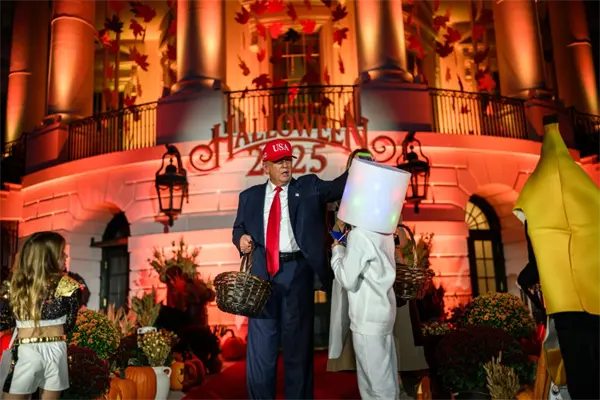 Donald Trump y su esposa reparten calaverita en la víspera de Halloween en la Casa Blanca | VIDEO Donald Trump y su esposa reparten calaverita en la víspera de Halloween en la Casa Blanca | VIDEO