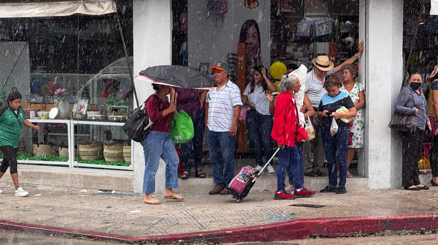 Para  este viernes y los próximos días se pronostican bajas temperaturas en la península de Yucatán por un frente frío que además traerá algunas lluvias.- Fuente Irving Gil