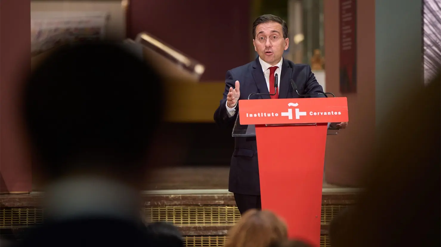 México presenta en Madrid la exposición ‘La mitad del mundo’, homenaje a la mujer indígena. Foto: X (@MAECgob)