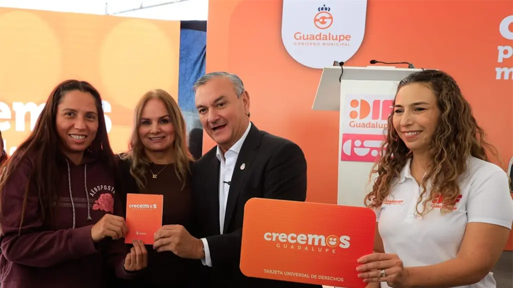 Héctor García entrega la tarjeta Crecemos Guadalupe con apoyo bimestral de 2 mil 200 pesos