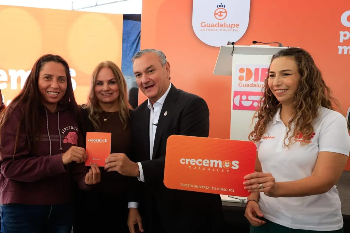 El alcalde de Guadalupe, Héctor García, entregó la tarjeta Crecemos Guadalupe con apoyo bimestral de 2 mil 200 pesos. Foto: Gobierno de Guadalupe