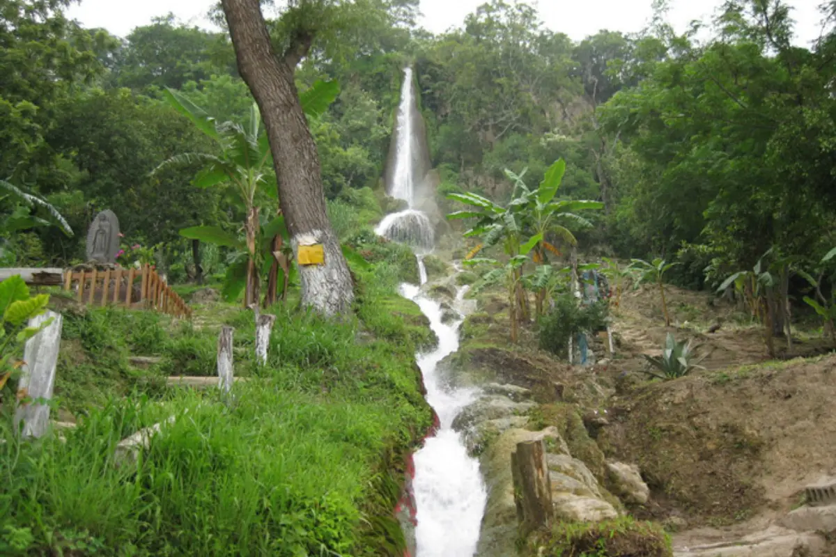 Durante décadas, El Chorrito ha sido un lugar donde la fe se mezcla con la naturaleza, donde familias enteras llegan para agradecer, pedir milagros o simplemente encontrar paz entre montes, agua y silencio. Foto: Ayuntamiento de Hidalgo, Tamaulipas.