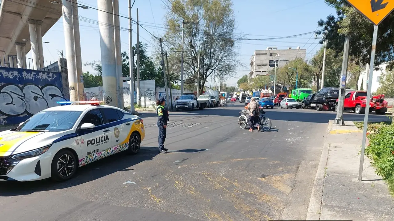 Policía de CDMX en una avenida.    Foto: X (@UCS_GCDMX) | Canva
