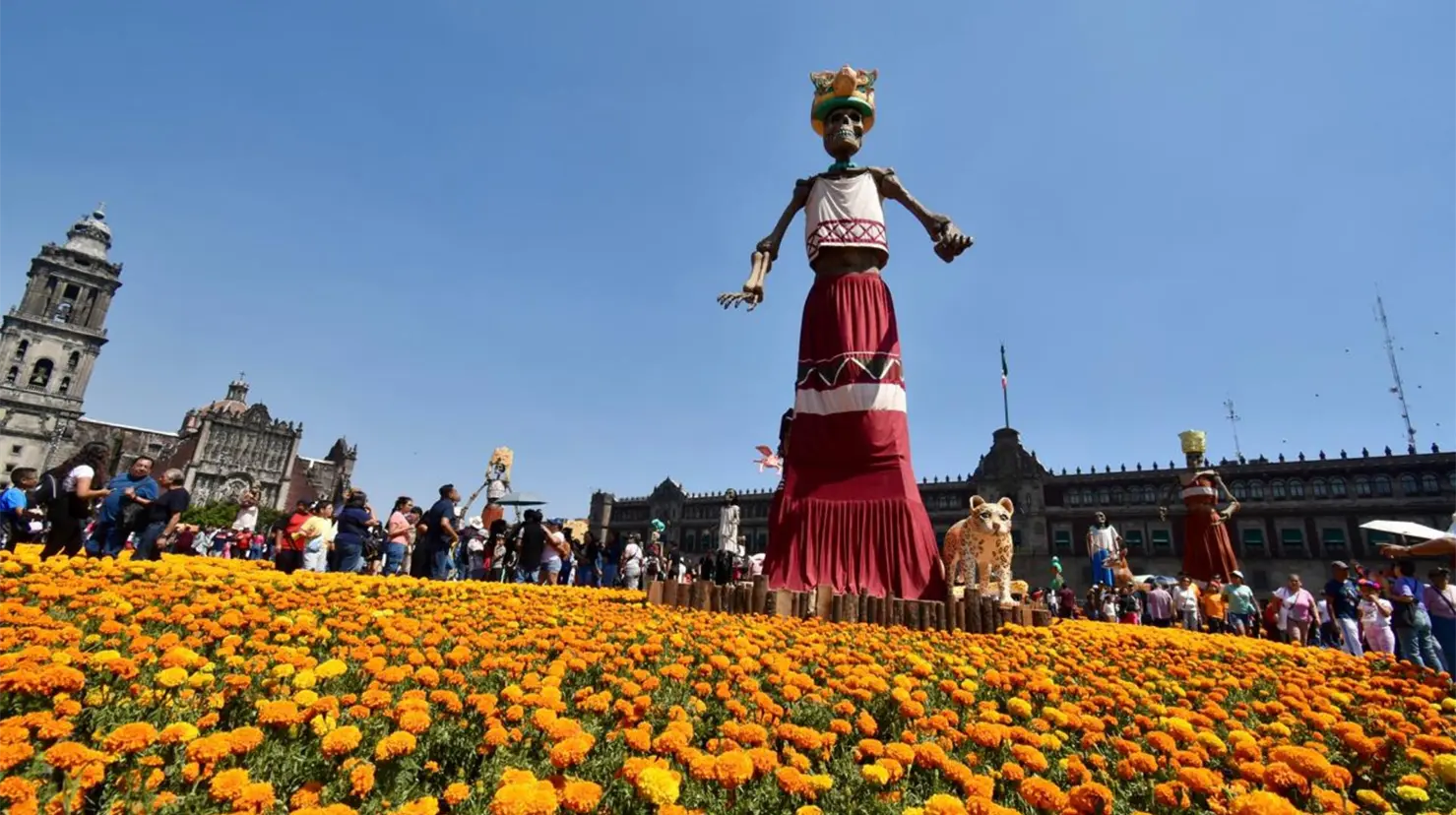 Mega Ofrenda en CDMX. Foto: @NeoMexicanismos | Canva