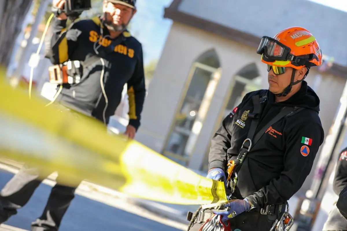 Elementos de Protección Civil de Nuevo León colocan cintas amarillas de precaución en una tumba sin lápida en un panteón de Monterrey. Foto: Facebook Protección Civil de Nuevo León