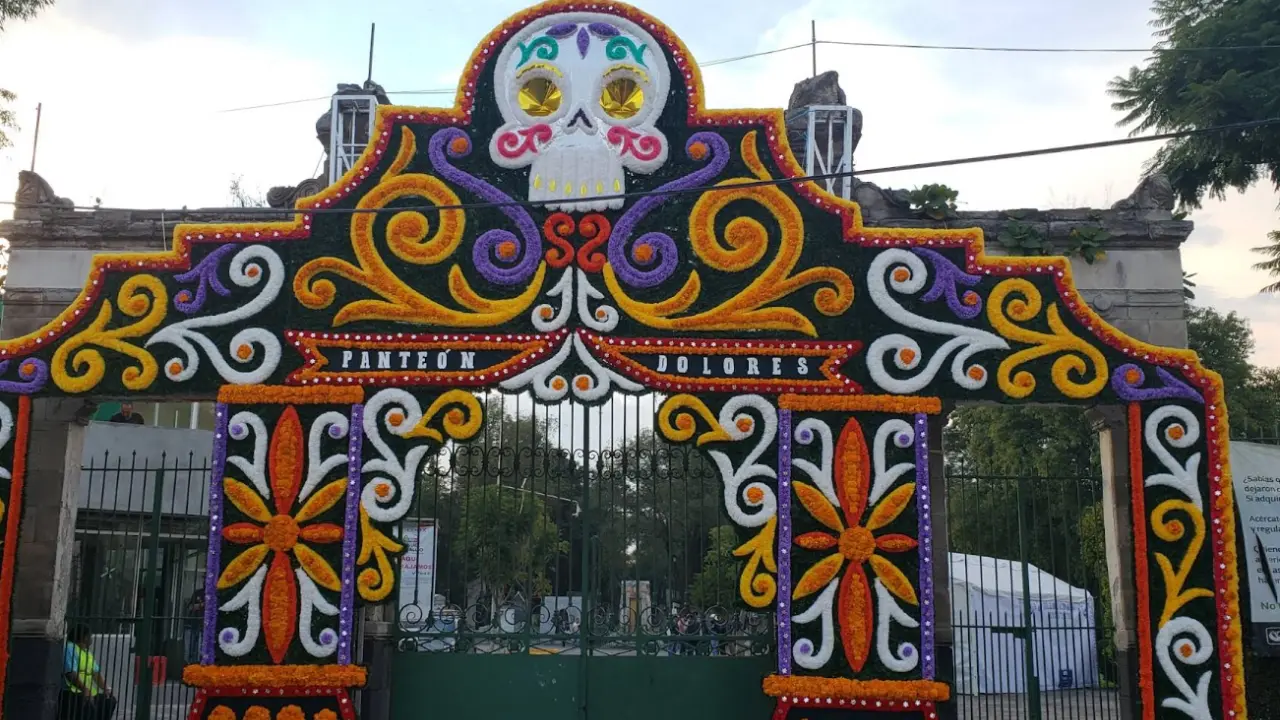 Entrada al panteón de Dolores en CDMX.  Foto: Google Maps (Guillermo Colín Castillo) | Canva