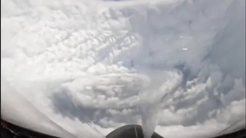 Pilotos de la Fuerza Aérea de EU se adentran en el huracán Melissa y captan su interior | VIDEO Pilotos de la Fuerza Aérea de EU se adentran en el huracán Melissa y captan su interior | VIDEO