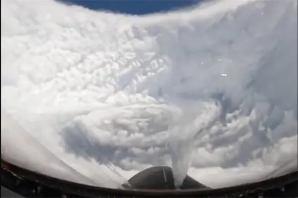 Pilotos de la Fuerza Aérea de EU se adentran en el huracán Melissa y captan su interior | VIDEO Pilotos de la Fuerza Aérea de EU se adentran en el huracán Melissa y captan su interior | VIDEO