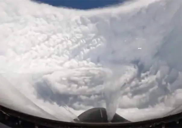 Pilotos de la Fuerza Aérea de EU se adentran en el huracán Melissa y captan su interior | VIDEO