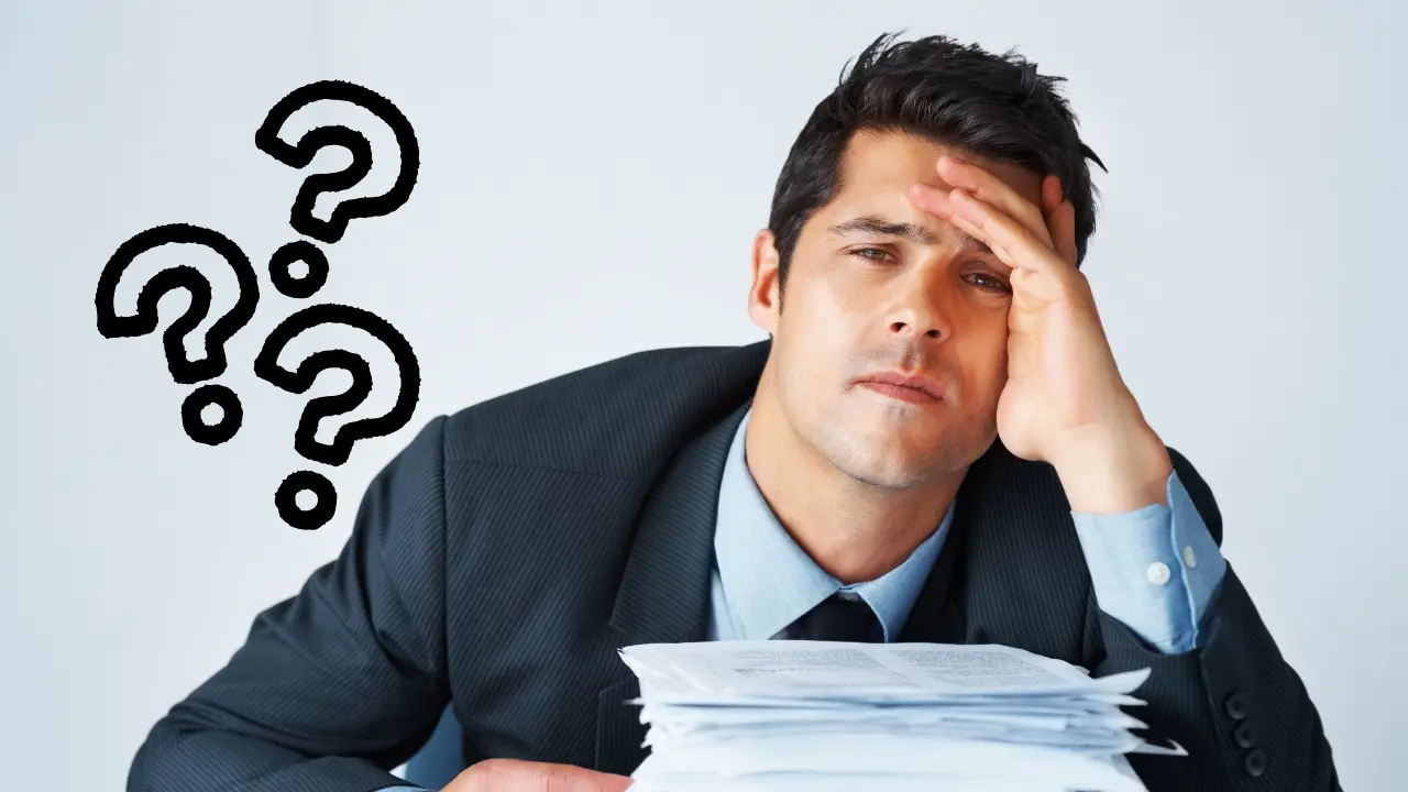 Un hombre con archivos y signos de interrogación. Foto: Canva